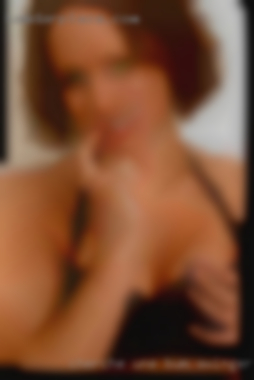 Cherche une bum swinger club pour jouer a Uno.
